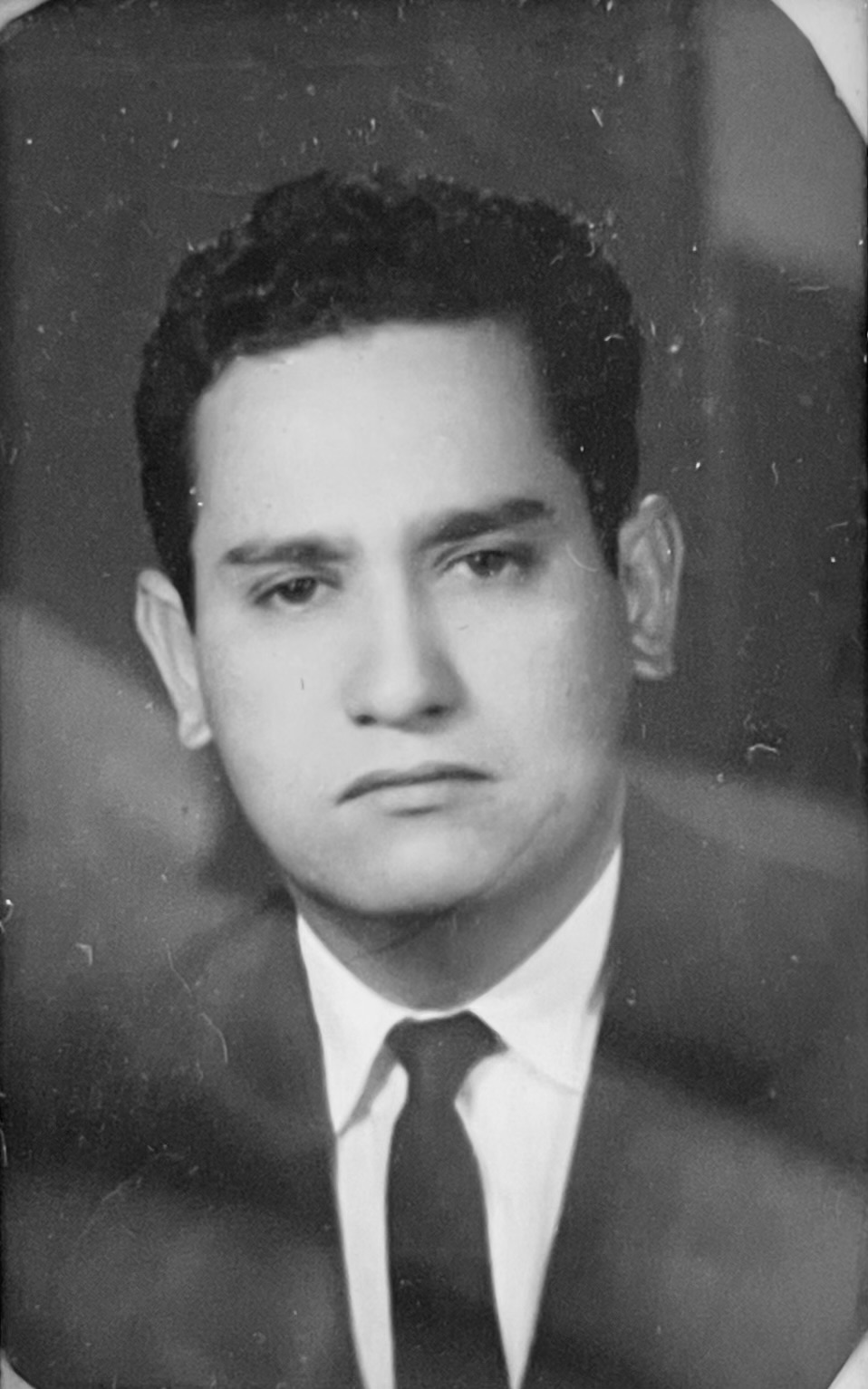 Original del retrato de hombre de cabello rizado, traje oscuro y corbata