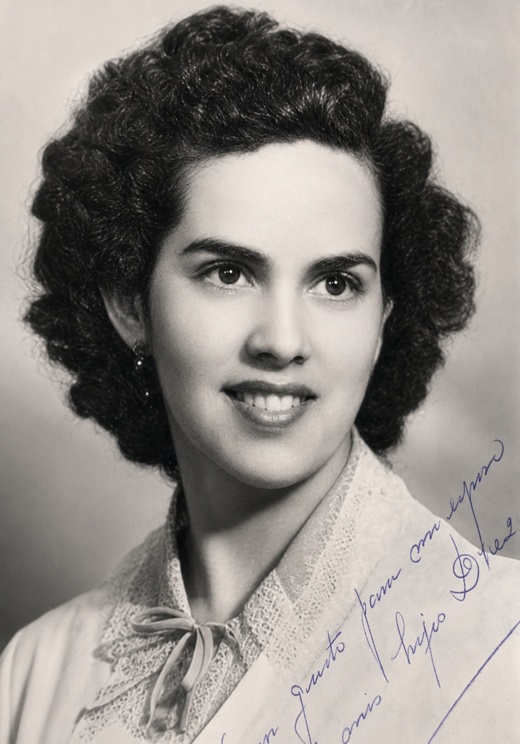 Restauración en blanco y negro del retrato de mujer con cabello ondulado y blusa clara
