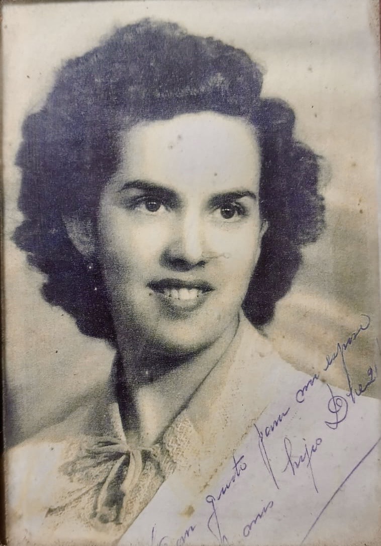 Retrato original de la mujer, con desgaste y una dedicatoria manuscrita