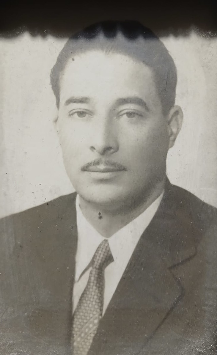 Original del retrato de hombre con bigote, traje y corbata estampada